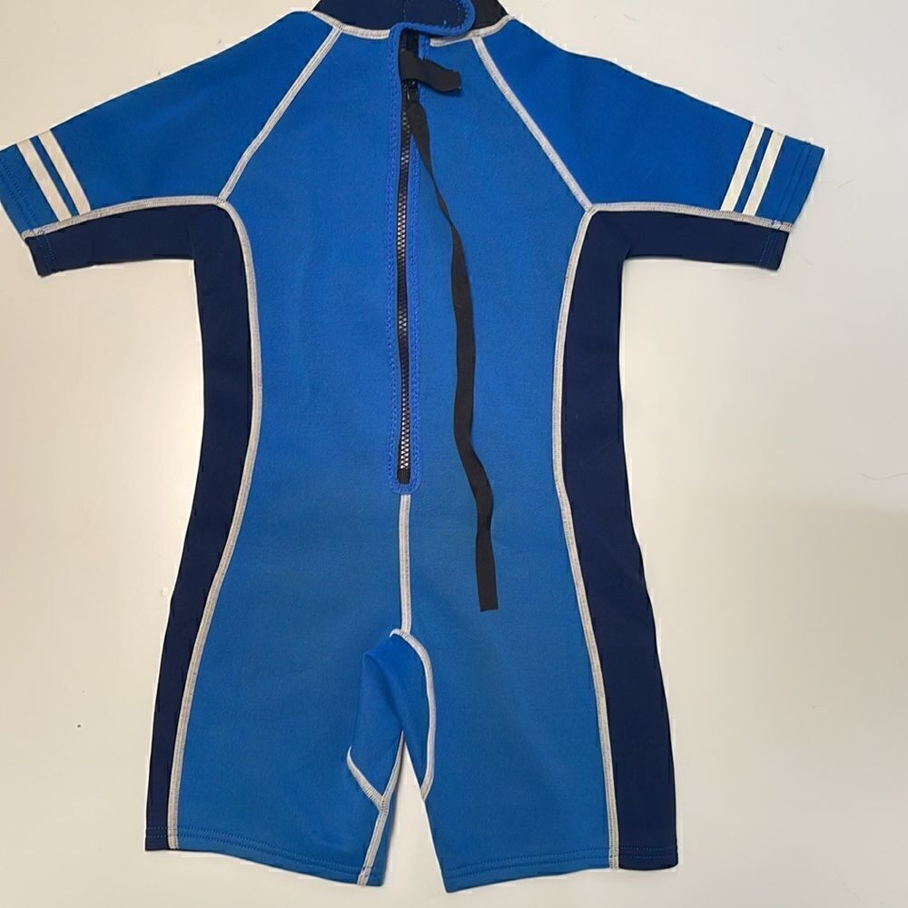 Wetsuit boys size 6.  Sunprotectionzone.com Short sleeve and shorts body suit.